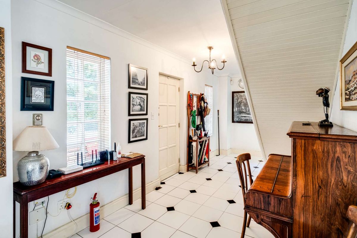 Lived in and loved dearly! - Photo 2