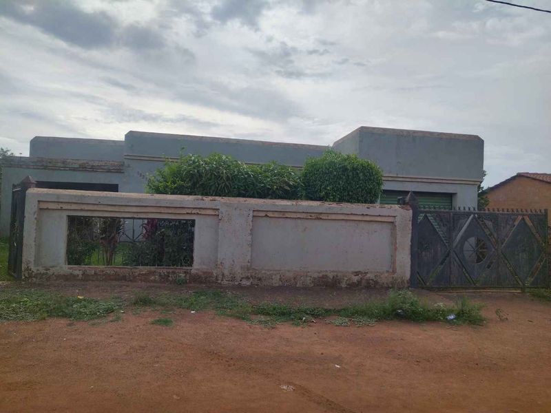 3 bedrooms for sale in Soshanguve South - Photo 2