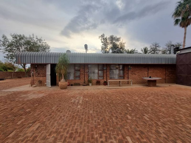 Big Family Home with a Flat for Sale (Mariental) – Great Investment - Photo 3