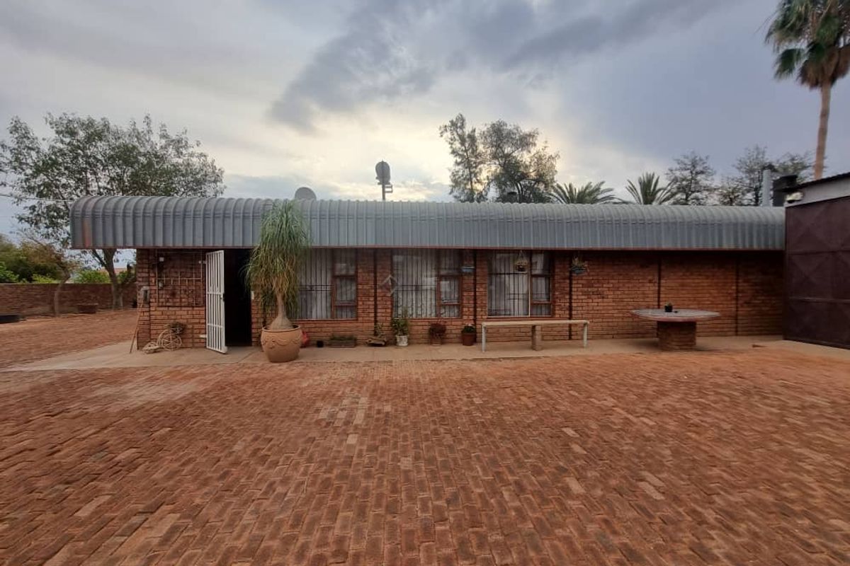 Big Family Home with a Flat for Sale (Mariental) – Great Investment - Photo 3