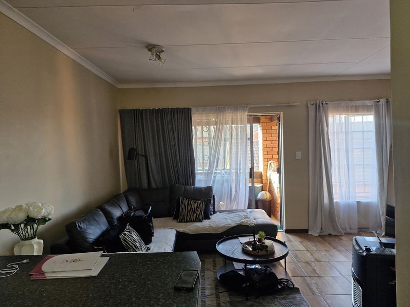 Stunning two bedroom top unit in Mooikloof Ridge Estate - Photo 4