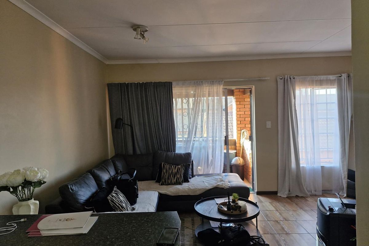 Stunning two bedroom top unit in Mooikloof Ridge Estate - Photo 4