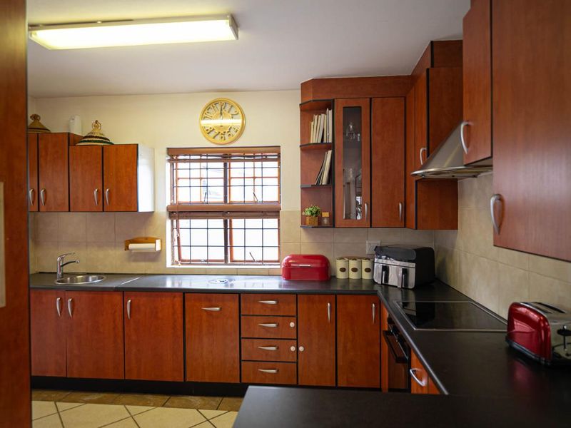 Space, Light and Comfort in a Secure Complex - Photo 10