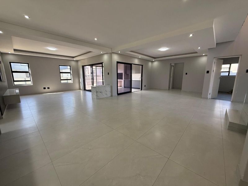 Meticulously crafted 4 bedroom 4 1/2 bathroom double-story residence - Photo 10