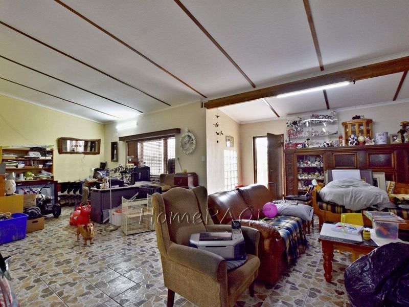 Central, Walvis Bay:  Corner Home with flat, loads of potential is for sale - Photo 3