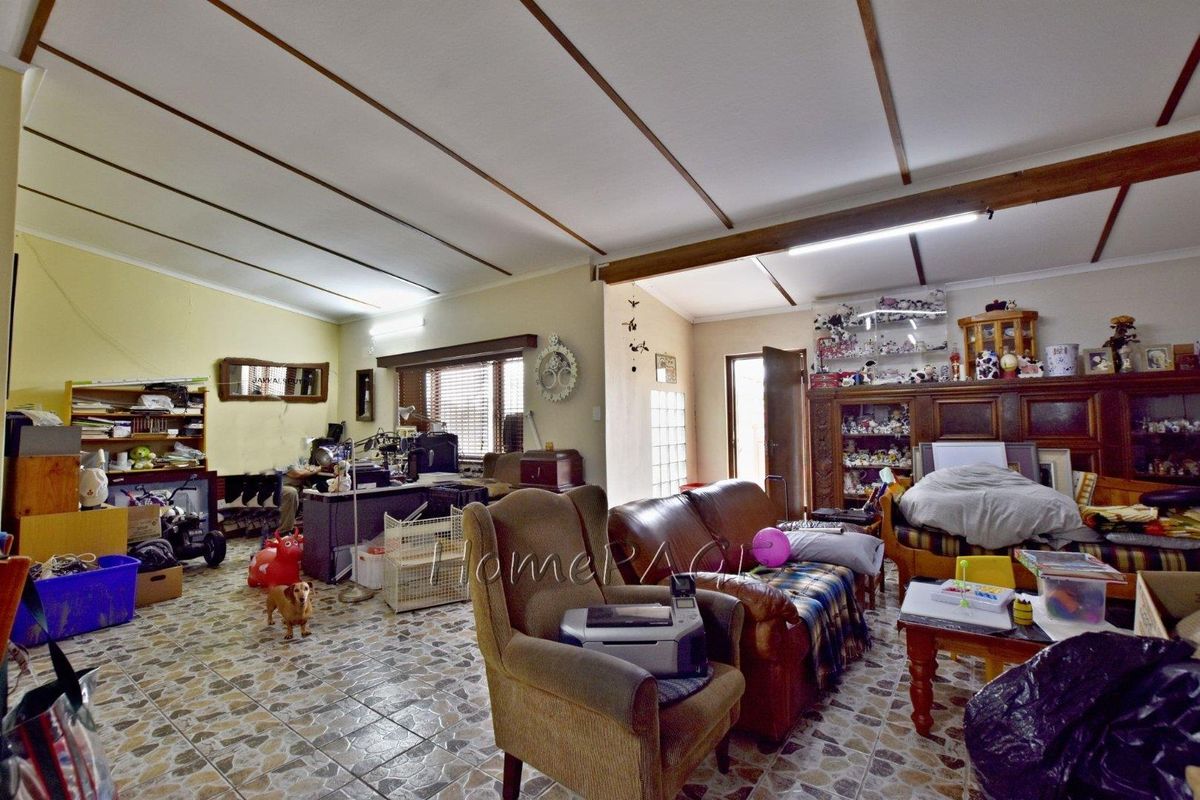 Central, Walvis Bay:  Corner Home with flat, loads of potential is for sale - Photo 3