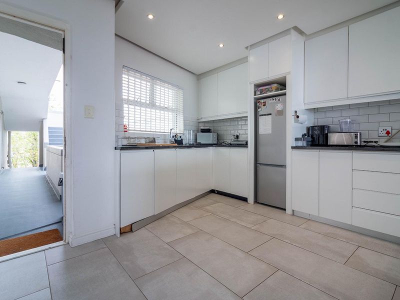 A sea side residence in Sea Point! - Photo 3