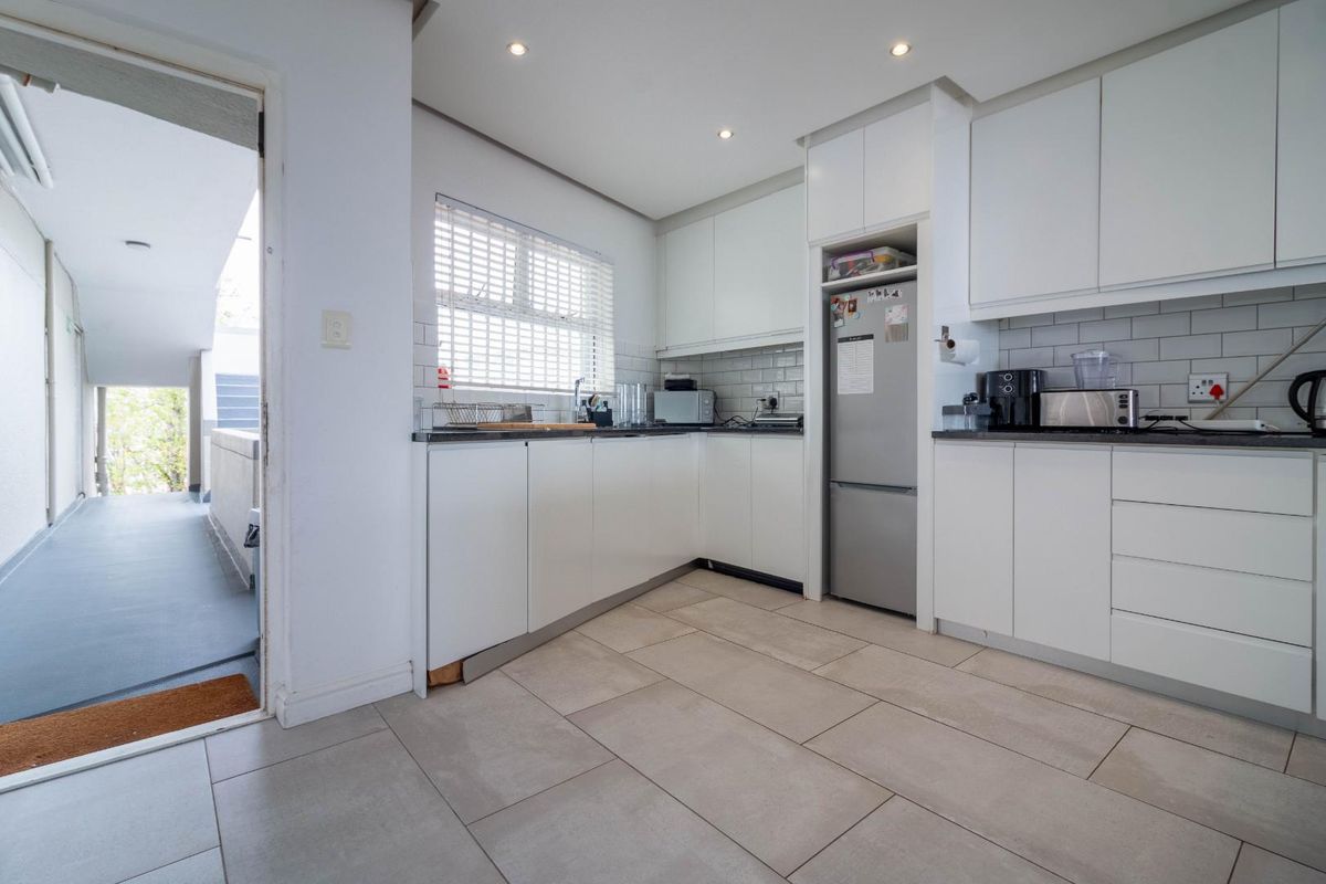 A sea side residence in Sea Point! - Photo 3