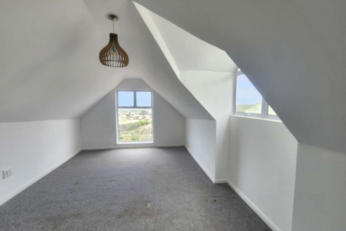 **Modern Coastal Retreat with Unparalleled Sea Views** - Photo 4