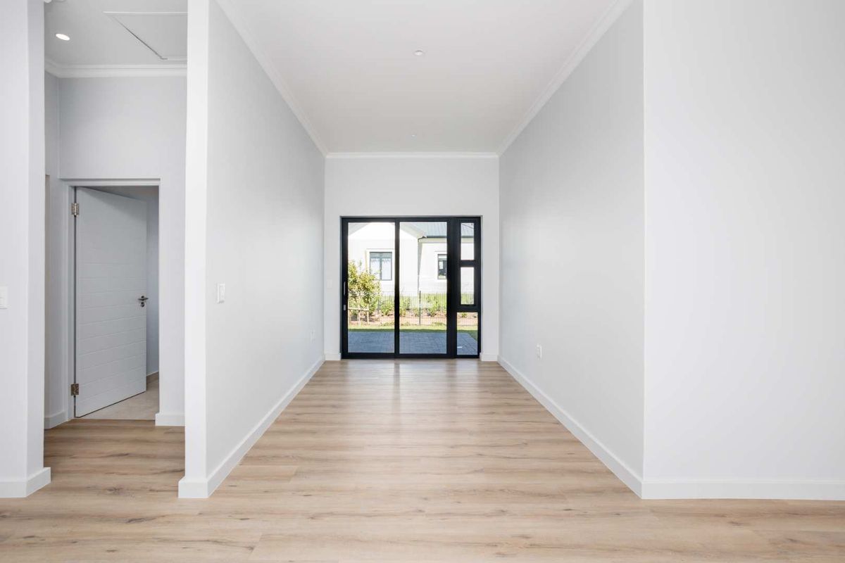 Sophisticated Two-Bedroom Home in Val de Vie Evergreen - Photo 2