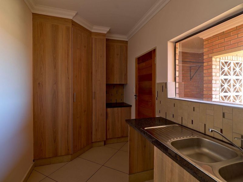 Spacious, ultra-modern 3 bedroom 1st Floor Apartment - Photo 5