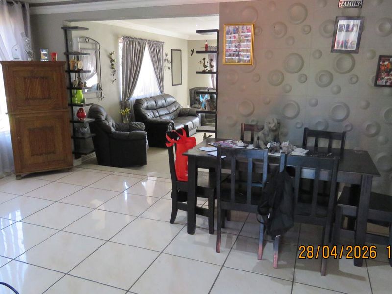 Spacious Family Living with Flexible Flatlet Potential - Photo 8