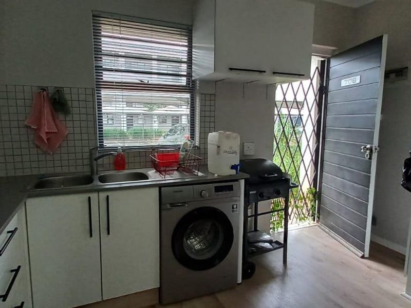 Pet-Friendly Ground Floor Gem with Pool & Gym - Photo 3