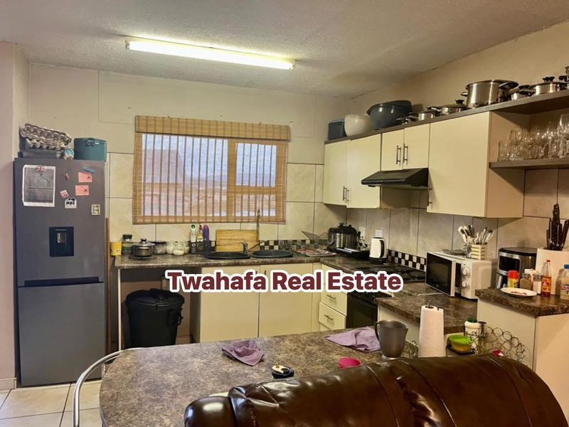 Spacious Townhouse - Photo 2