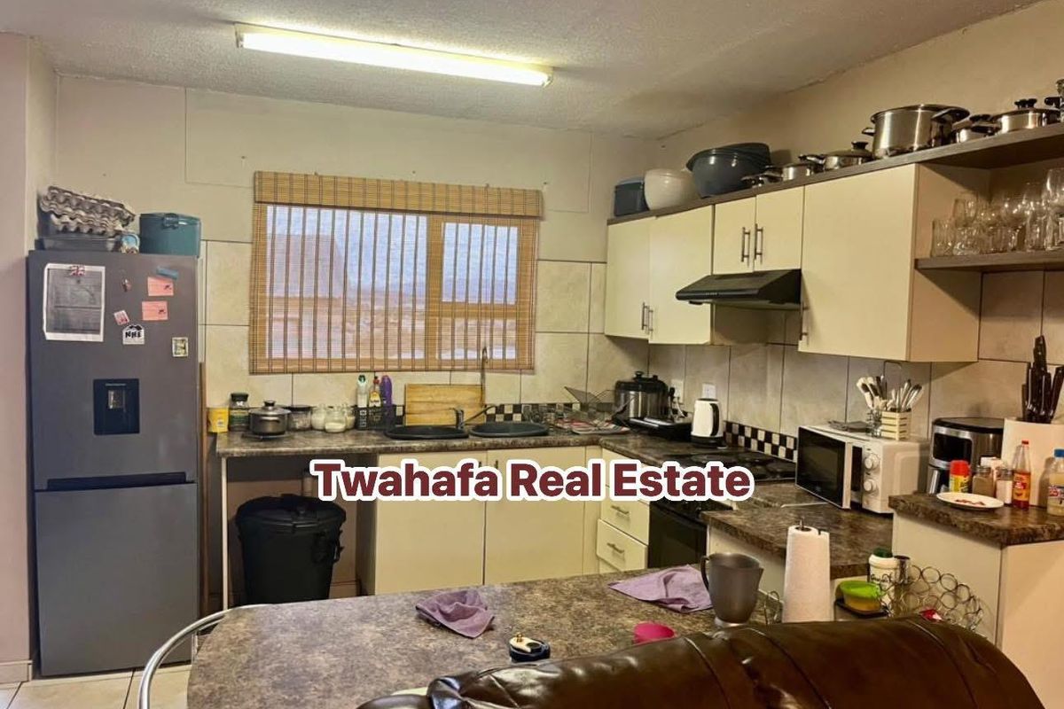 Spacious Townhouse - Photo 2