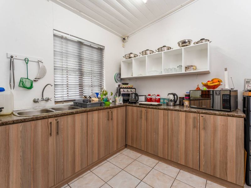 Welcome Home to Wynberg Upper: Space, Security & Endless Possibilities - Photo 7
