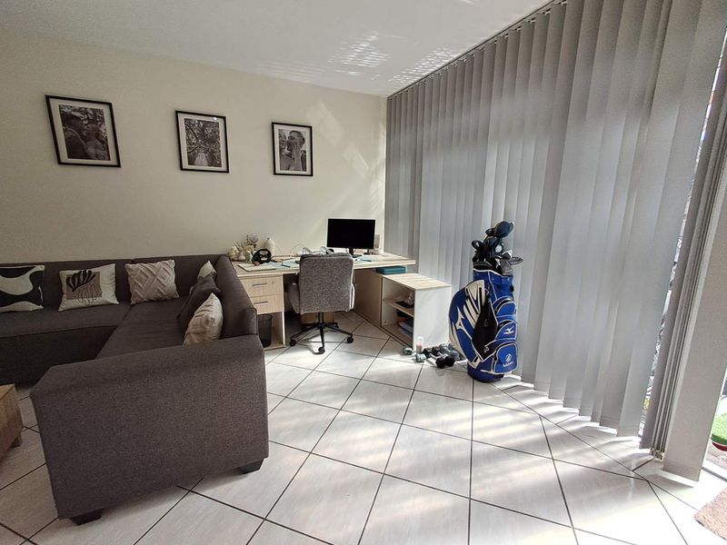 2 bed, 1.5 bath duplex in Queenswood - Photo 3