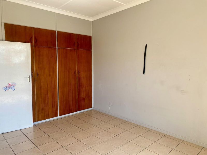 Charming Duplex: Comfort & Convenience Await! - Photo 5