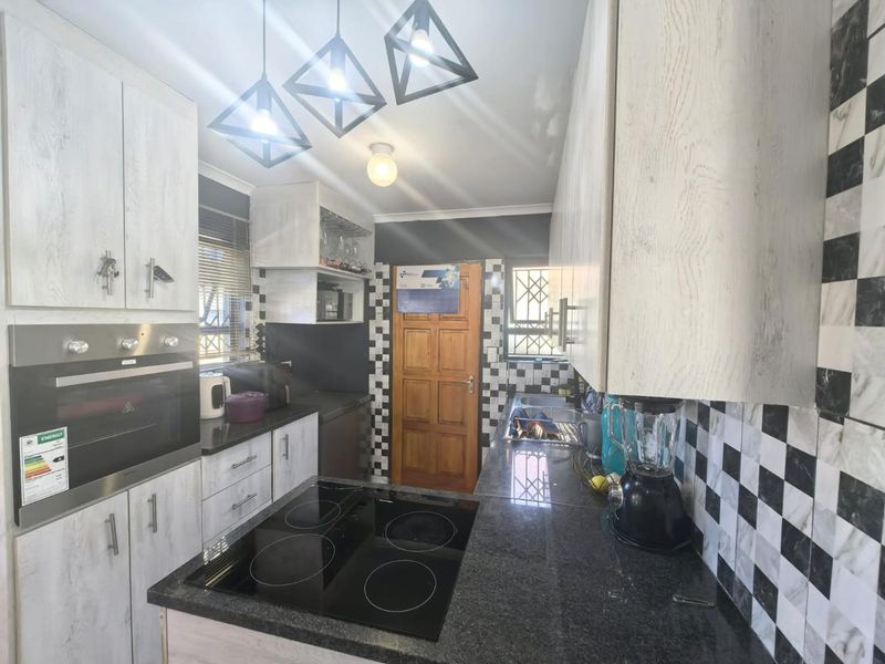 Looking for space, security, and a quiet neighborhood? - Photo 3