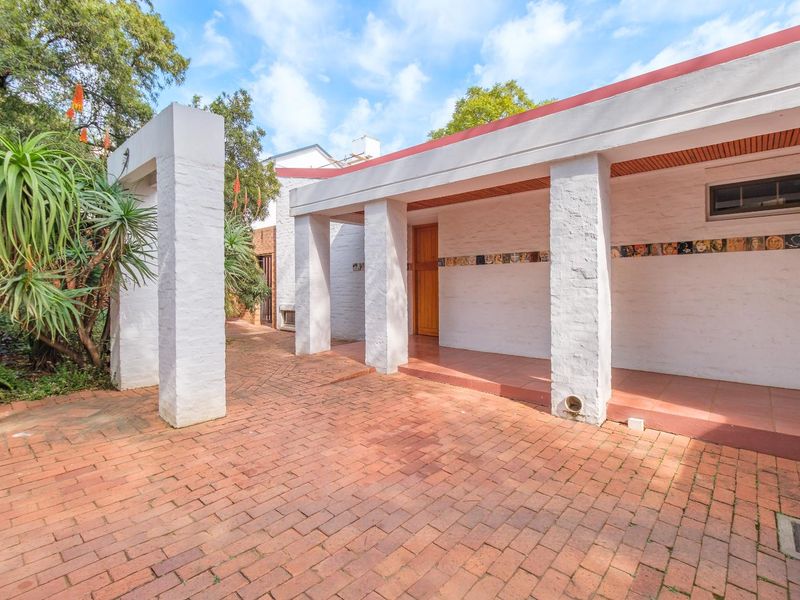 3 bed, 3 bath family home close to various schools in Waterkloof - Photo 6