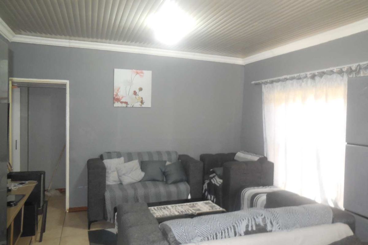 Newly Renovated Three Bedroom Home with Modern Open Plan Living - Photo 4