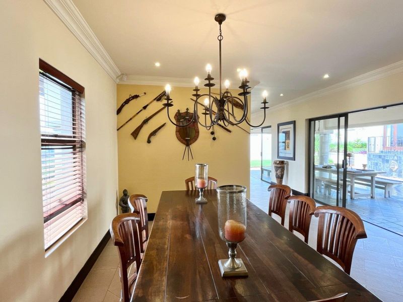 A beautiful, modern family home nestled away in the heart of the La Lucia bowl!! - Photo 8