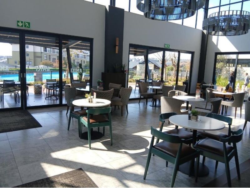 Modern, well maintained apartment with luxurious finishes. - Photo 4