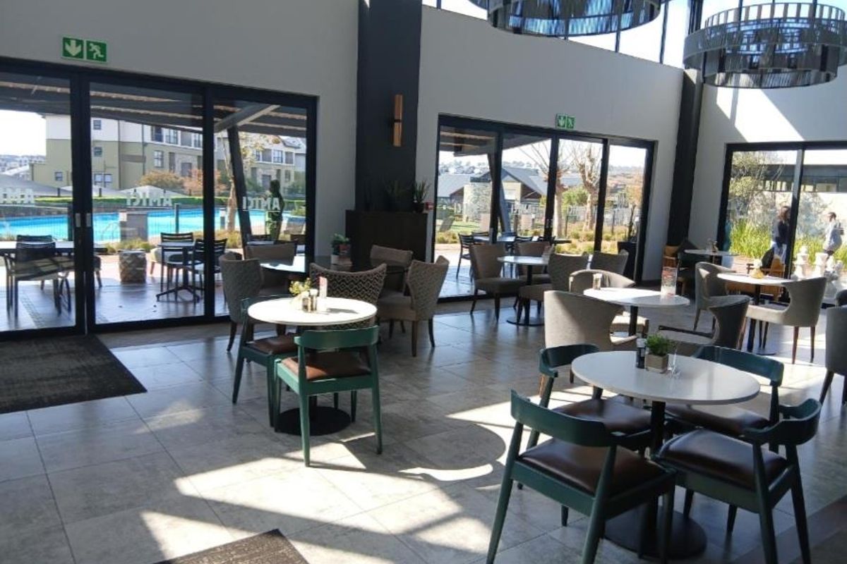 Modern, well maintained apartment with luxurious finishes. - Photo 4