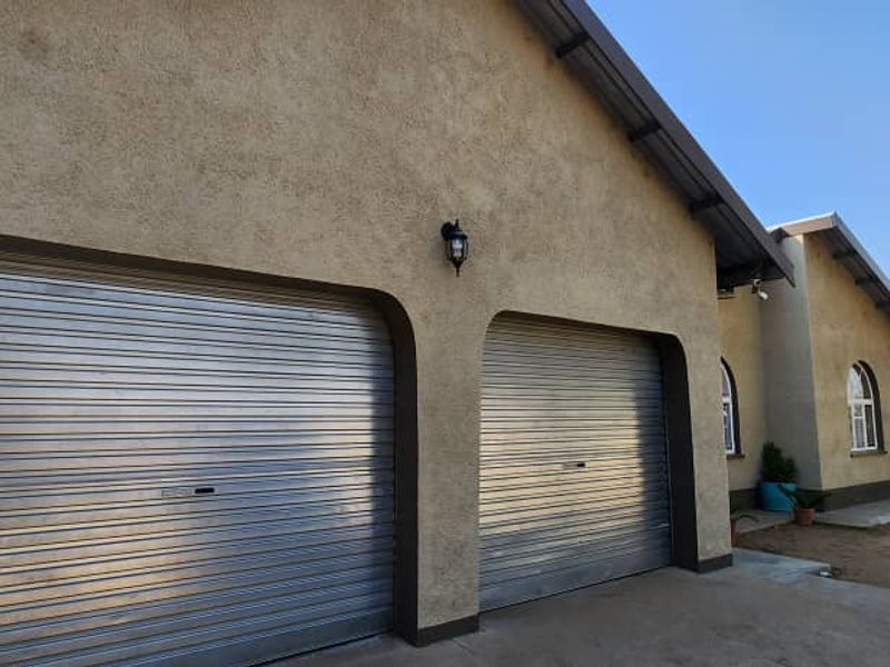 EXCLUSIVE SOLE MANDATE! Captivating and remarkably spacious family home for sale in a prime area of Okahandja! - Photo 5