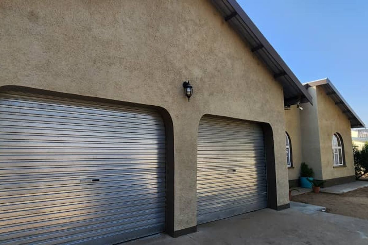 EXCLUSIVE SOLE MANDATE! Captivating and remarkably spacious family home for sale in a prime area of Okahandja! - Photo 5