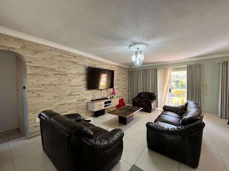 A Sunny Family Home with a pool in The Wolds, Pinetown - Photo 7