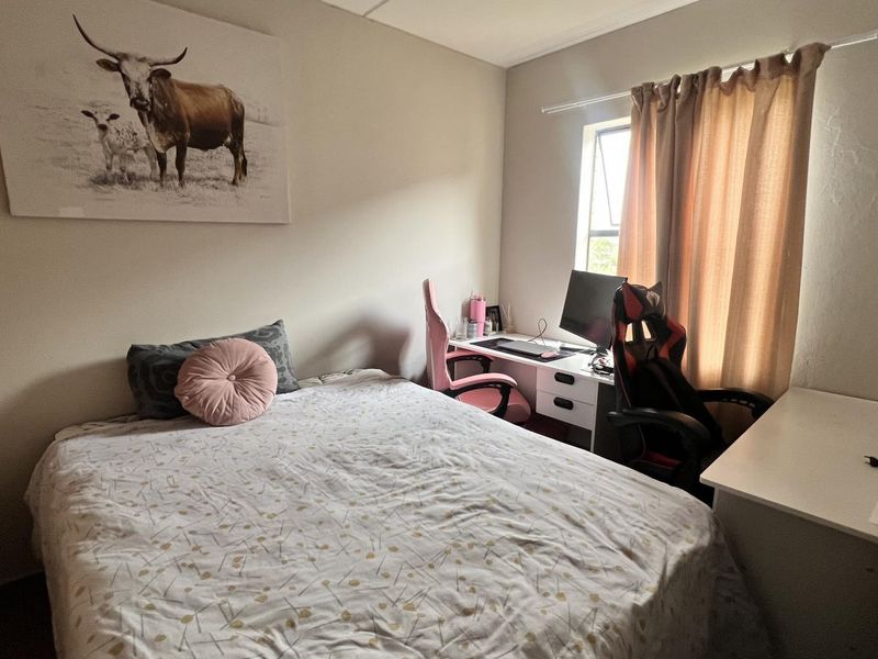 Family-Friendly Living: Kids' Play Area Included!" - Photo 9