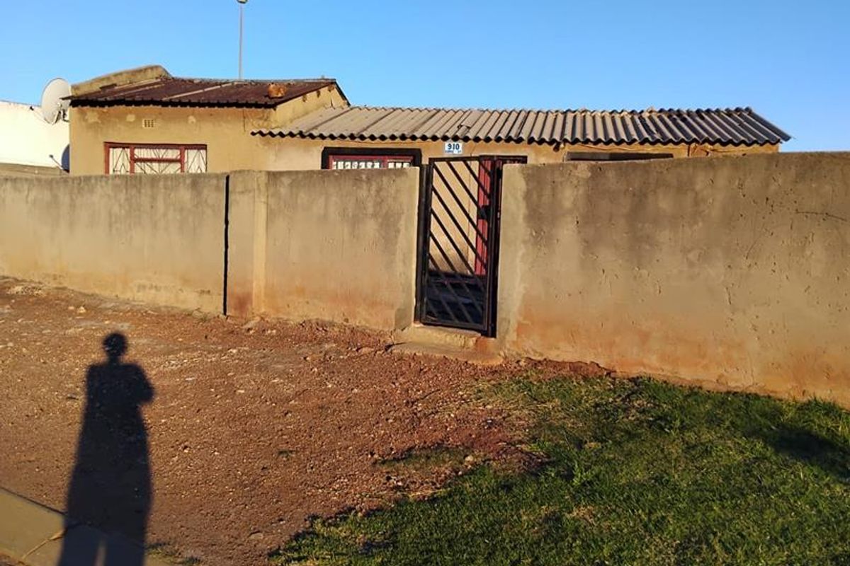 CORNER HOUSE IN VOSLOORUS - Photo 2