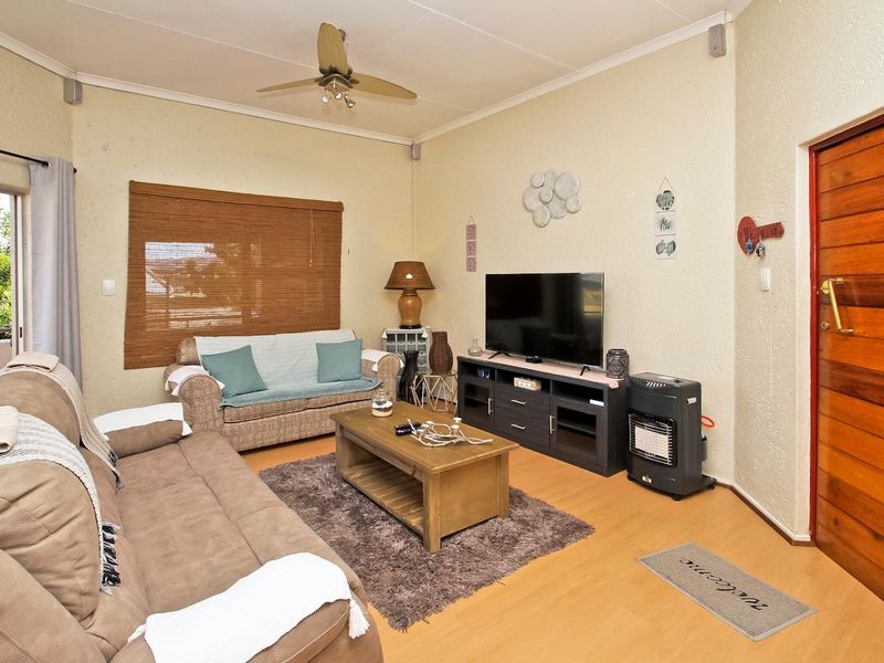 Neat Two Bedroom Apartment - Centrally Located! - Photo 5