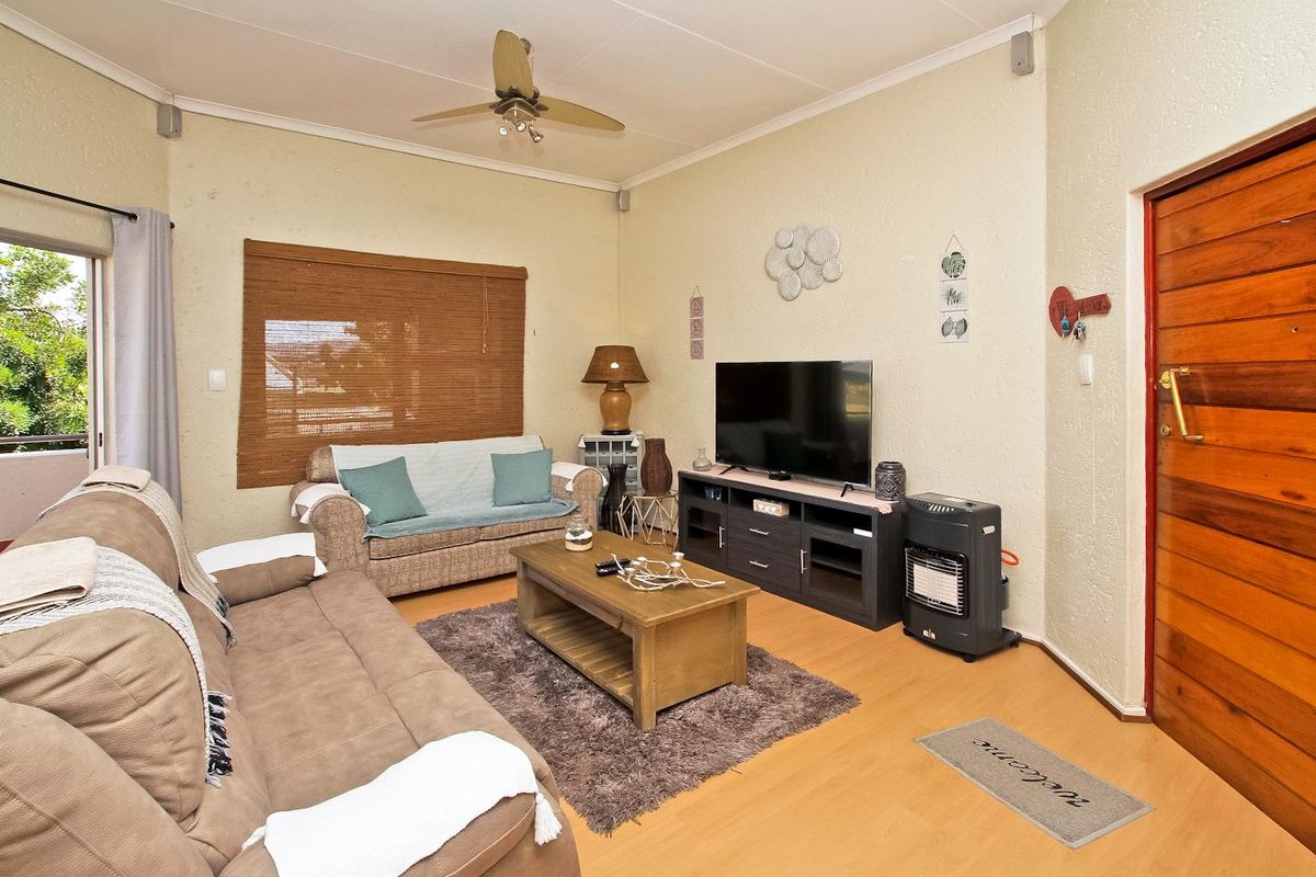 Neat Two Bedroom Apartment - Centrally Located! - Photo 5