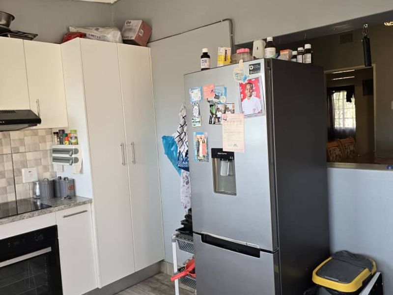 Invest in Versatility: Windhoek North : Home, Office, & Income Space! - Photo 9