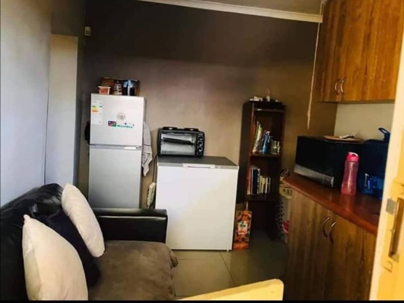 Windhoek Khomasdal: 4 Bedroom house with Flat is For Sale - Photo 4