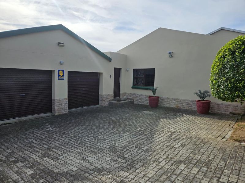 Stunning 4-Bedroom Home To Let in Kamma Heights! - Photo 3