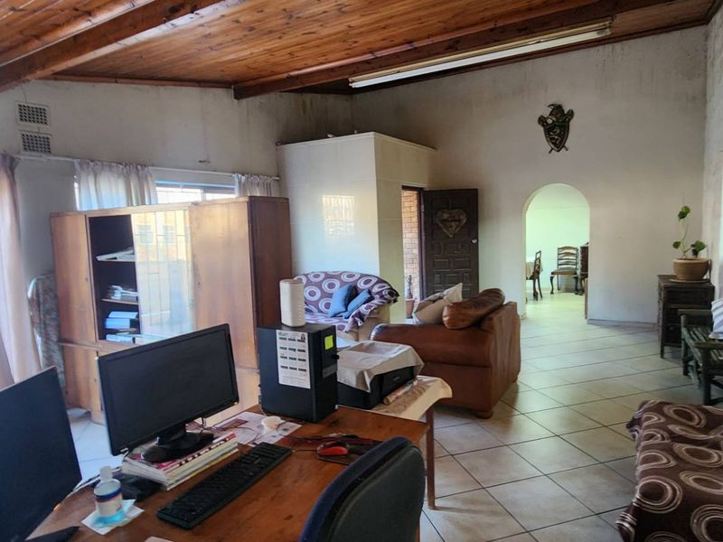 The Renovators Dream. Home with flatlet. - Photo 5