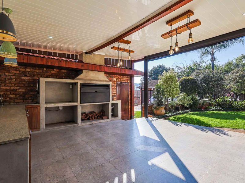 Stylish & Secure Living in the Heart of Faerie Glen - Photo 8