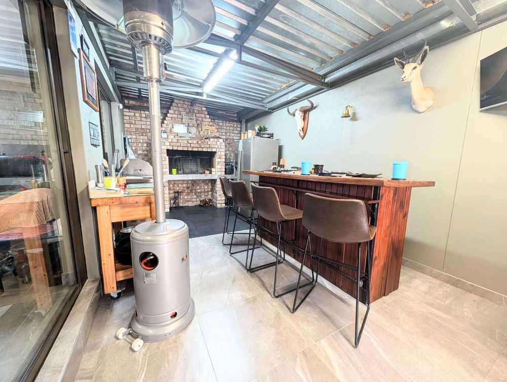 Outdoor entertainment room next to the living/family room 