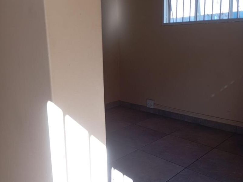 BACHELOR FLAT AVAILABLE IMMEDIATELY - Photo 7
