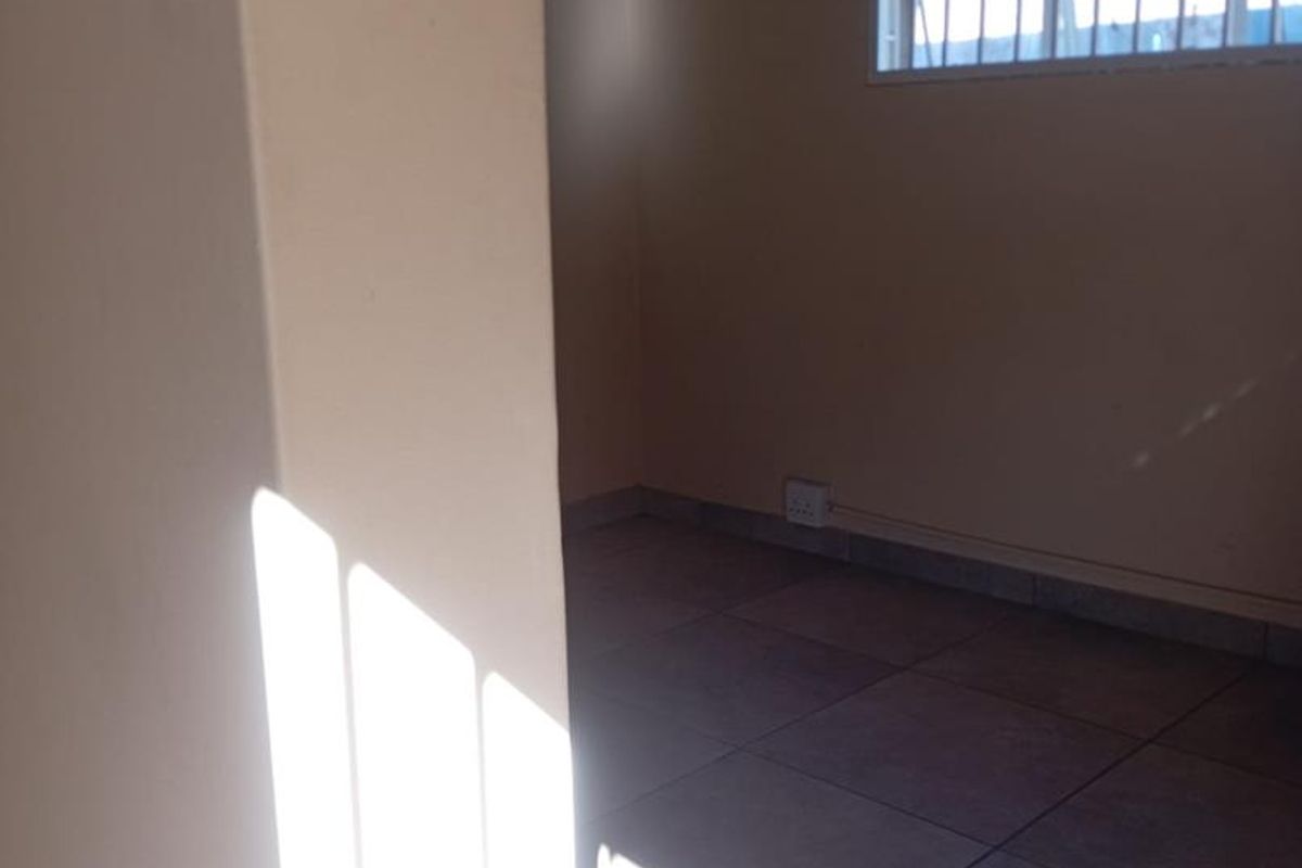 BACHELOR FLAT AVAILABLE IMMEDIATELY - Photo 5