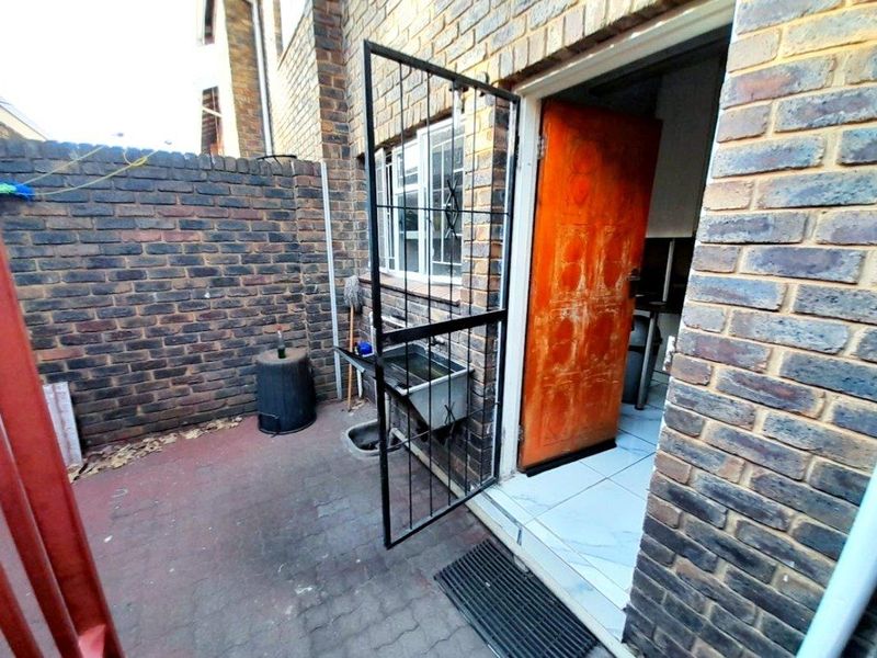 Stunning home near the OR International Airport - Photo 8