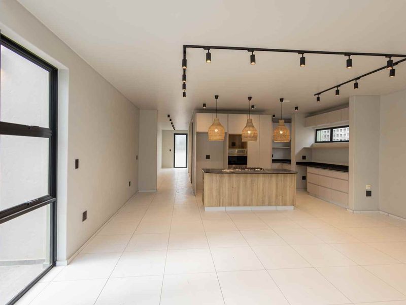 Ultra-Modern Top-Floor Apartment in Prestigious Waterkloof - Photo 4