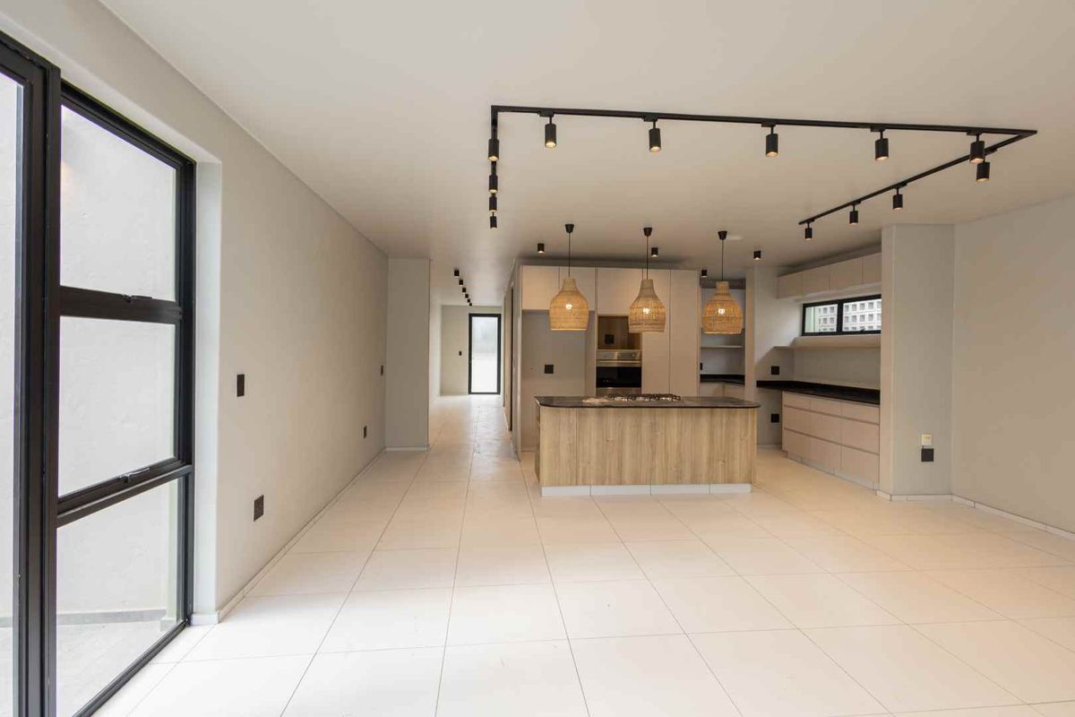 Ultra-Modern Top-Floor Apartment in Prestigious Waterkloof - Photo 4