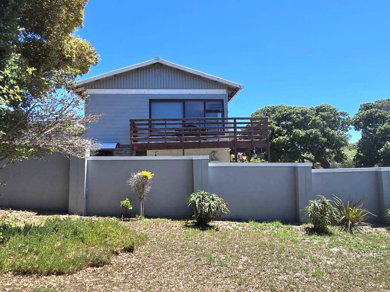 Dual living coastal home in Kleinbaai with sea, harbour and mountain views! - Photo 3