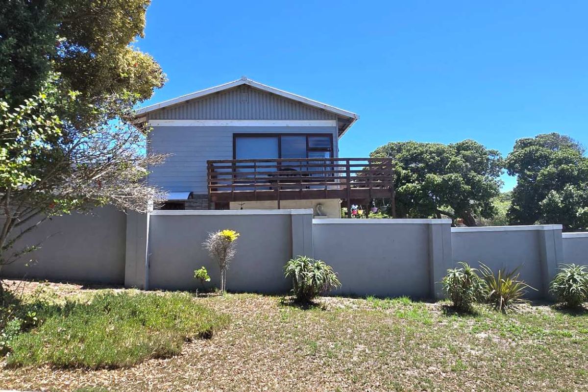 Dual living coastal home in Kleinbaai with sea, harbour and mountain views! - Photo 3