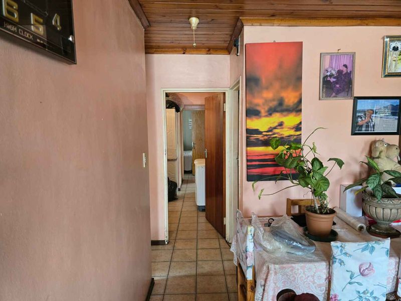 Charming 3-Bedroom Home with Spacious Yard - Photo 6