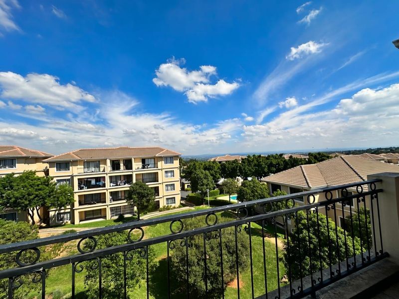WELL PRICED 2 BEDROOM PENTHOUSE APARTMENT FOR SALE IN MIDRAND - Photo 2